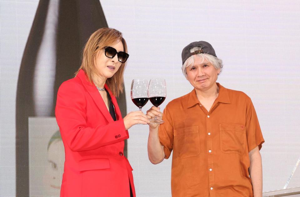 　画家・奈良美智氏（右）と乾杯するＹＯＳＨＩＫＩ（撮影・佐々木彰尚）