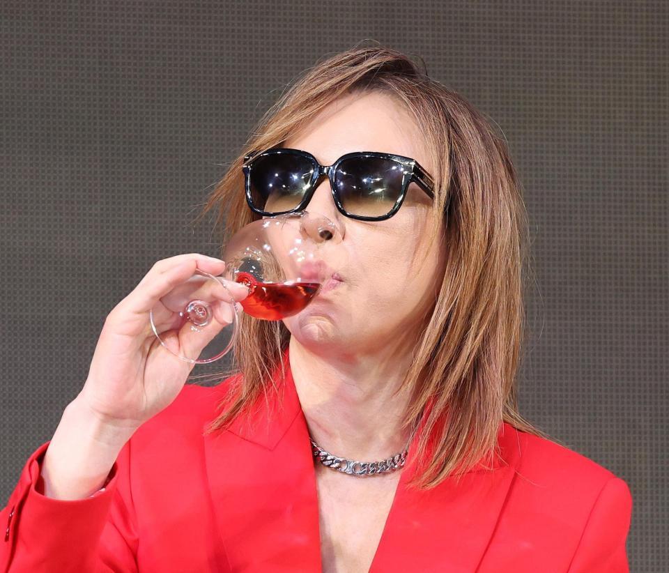 　ワインをテイスティングするＹＯＳＨＩＫＩ（撮影・佐々木彰尚）