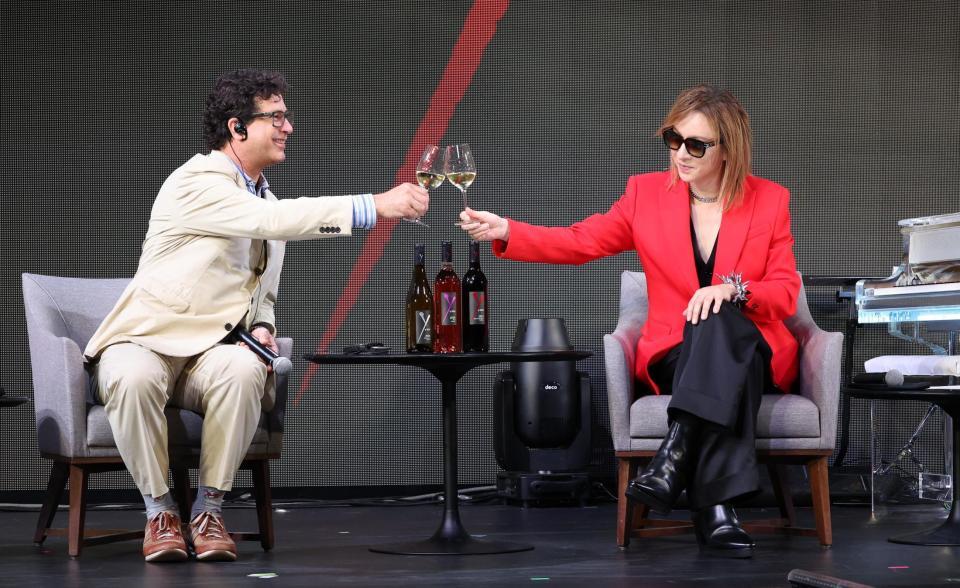 　ロブ・モンダヴィＪ氏（左）と乾杯をするＹＯＳＨＩＫＩ（撮影・佐々木彰尚）