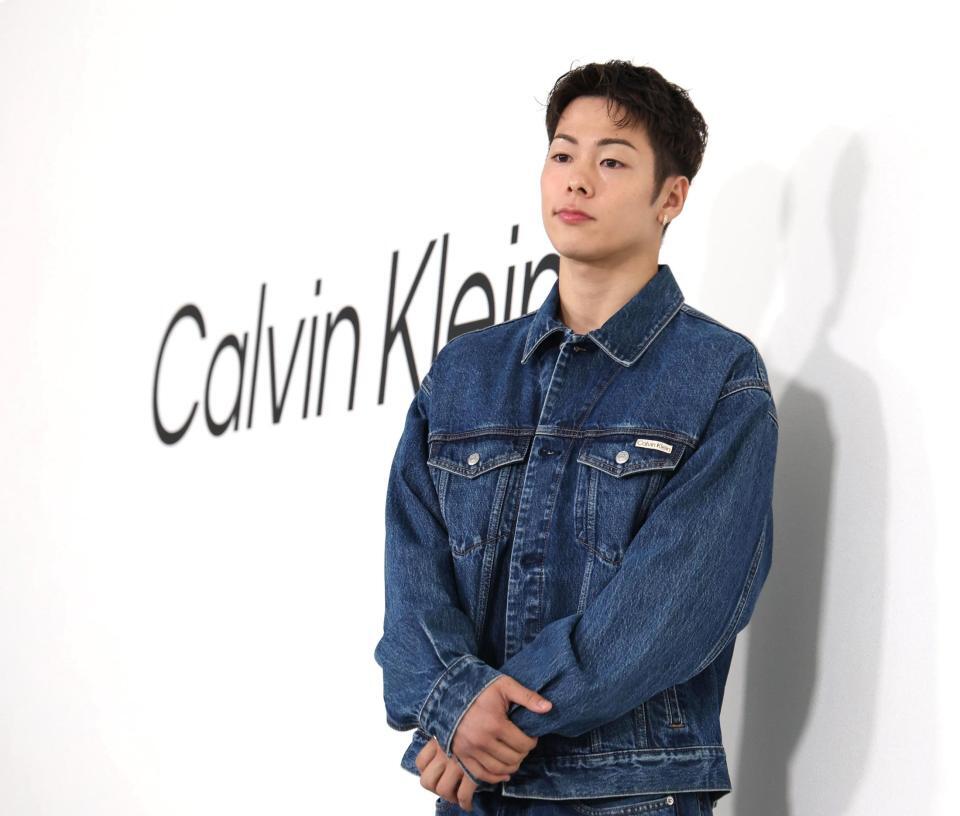 　ポーズを決める三浦孝太（撮影・佐々木彰尚）