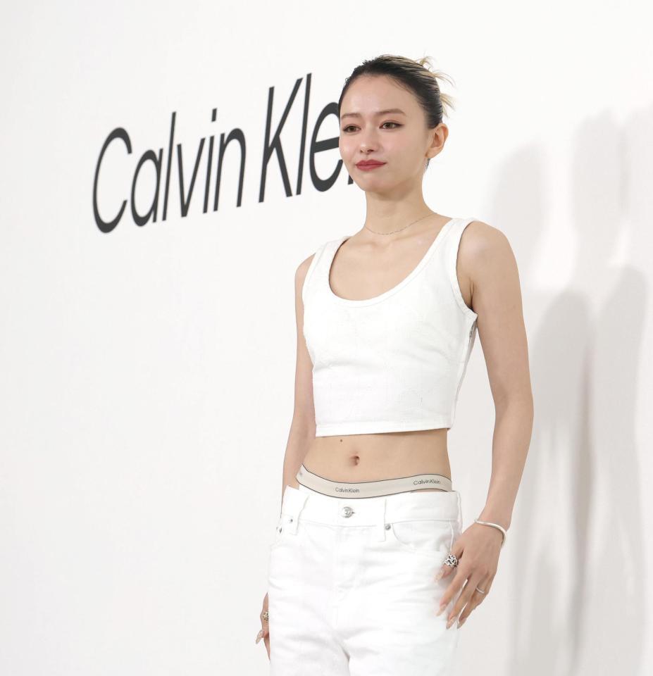 　ポーズを決める山本舞香（撮影・佐々木彰尚）