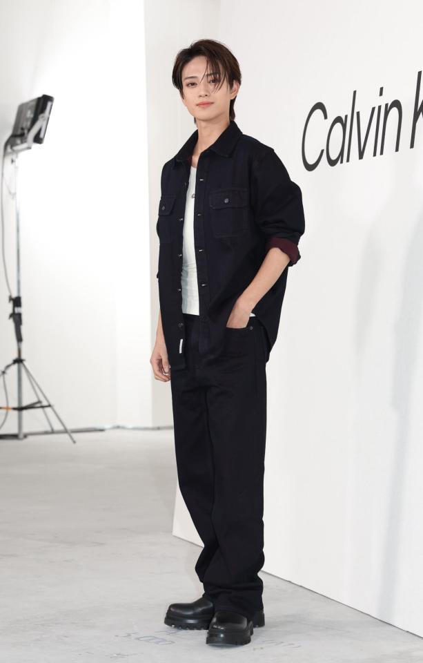 　ポーズを決める岩瀬洋志（撮影・佐々木彰尚）