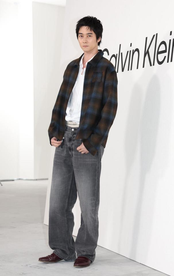 　ポーズを決める栁俊太郎（撮影・佐々木彰尚）