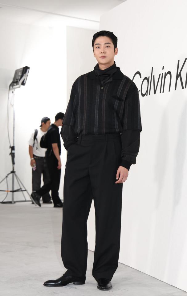 　ポーズを決めるＲＯＷＯＯＮ（撮影・佐々木彰尚）