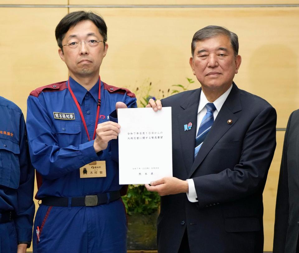 　熊本県の木村敬知事（左）から要望書を受け取る石破首相