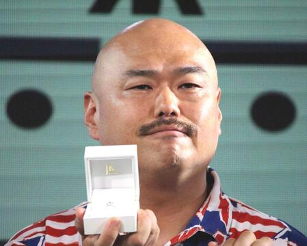 　指輪を見せるクロちゃん