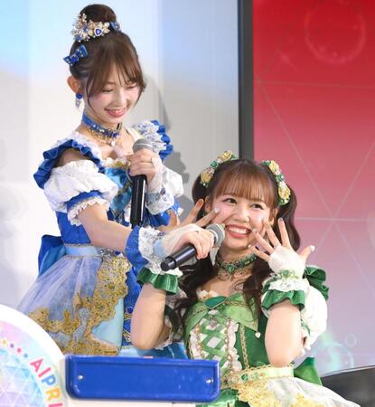 　アミューズメントゲーム「ひみつのアイプリ」をプレイする吉川ひより。左は辻野かなみ（撮影・堀内翔）