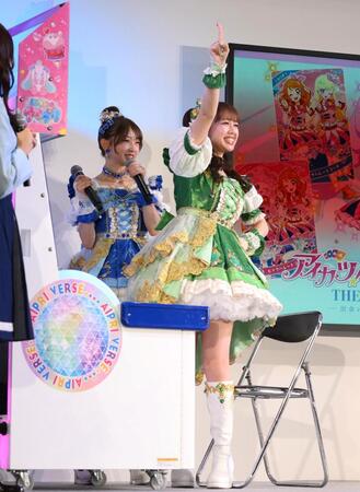 　アミューズメントゲーム「ひみつのアイプリ」をプレイする吉川ひより。左は辻野かなみ（撮影・堀内翔）