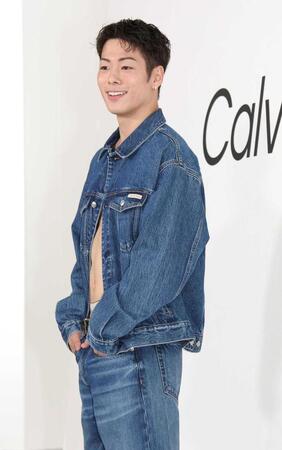 　ポーズを決める三浦孝太