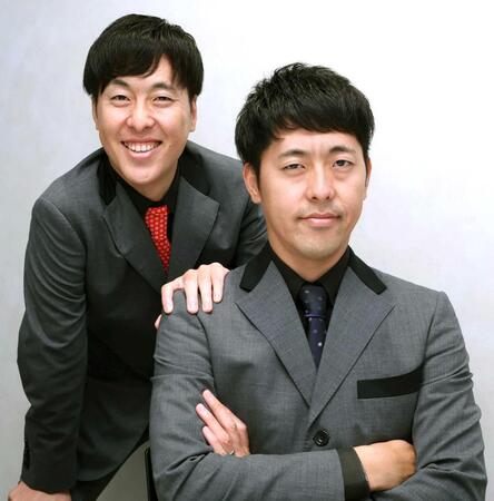 　一卵性双生児のお笑いコンビ「吉田たち」のこうへい（左）とゆうへい（撮影・金田祐二）