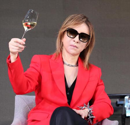 　ワイングラスを手にするＹＯＳＨＩＫＩ（撮影・佐々木彰尚）