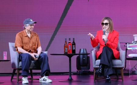 　画家・奈良美智氏（左）と会見するＹＯＳＨＩＫＩ（撮影・佐々木彰尚）