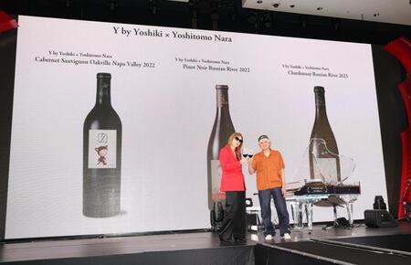 　画家・奈良美智氏（右）と乾杯するＹＯＳＨＩＫＩ（撮影・佐々木彰尚）