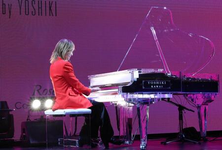 　演奏するＹＯＳＨＩＫＩ（撮影・佐々木彰尚）