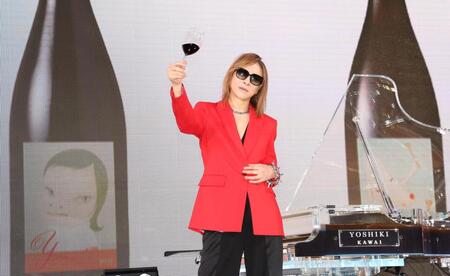 　ワインを手にするＹＯＳＨＩＫＩ（撮影・佐々木彰尚）