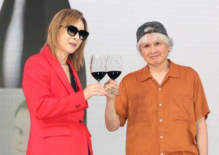 　奈良美智氏（右）と乾杯をするＹＯＳＨＩＫＩ（撮影・佐々木彰尚）