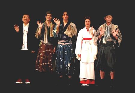 　「サヨナラソング-帰ってきた鶴-」初日前会見に出席した（左から）鴻上尚史氏、太田基裕、小関裕太、臼田あさ美、安西慎太郎