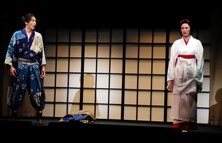 　「サヨナラソング-帰ってきた鶴-」フォトコールで熱演する（左から）小関裕太、臼田あさ美