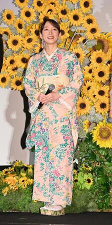 　着物姿で舞台あいさつに登壇した吉岡里帆（撮影・持木克友）