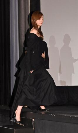 　黒のドレスで舞台あいさつに登壇する花瀨琴音（撮影・持木克友）