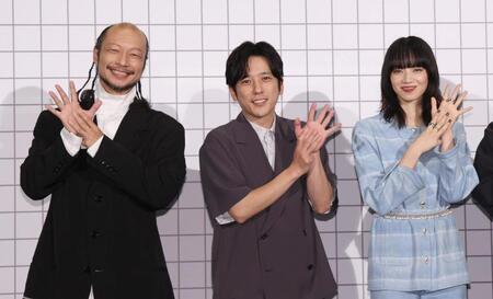 　「８」でポーズを決める（左から）河内大和、二宮和也、小松菜奈（撮影・佐々木彰尚）