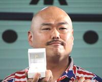 　指輪を見せるクロちゃん