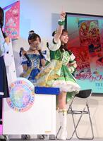 　アミューズメントゲーム「ひみつのアイプリ」をプレイする吉川ひより。左は辻野かなみ（撮影・堀内翔）
