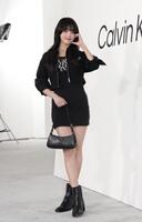 　ポーズを決めるＭＩＮＮＩＥ（撮影・佐々木彰尚）