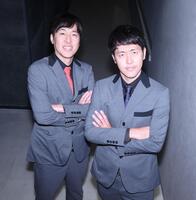 　勢いのある双子の漫才コンビ吉田たちの（左から）こうへい、ゆうへい（撮影・金田祐二）