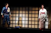 　「サヨナラソング-帰ってきた鶴-」フォトコールで熱演する（左から）小関裕太、臼田あさ美