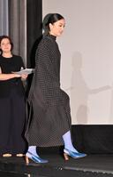 　舞台あいさつに登壇する梅澤美波（撮影・持木克友）