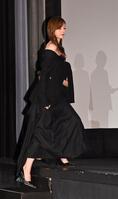 　黒のドレスで舞台あいさつに登壇する花瀨琴音（撮影・持木克友）