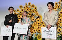 　大切に思っている忘れられない過去」を発表する吉岡里帆（中央）＝撮影・持木克友