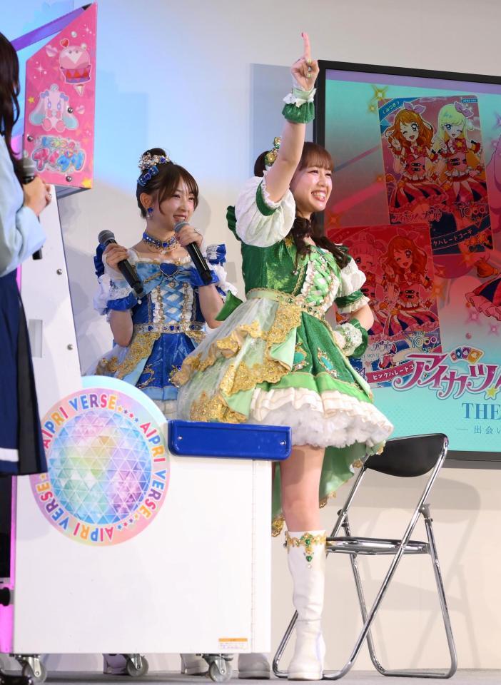 　アミューズメントゲーム「ひみつのアイプリ」をプレイする吉川ひより。左は辻野かなみ（撮影・堀内翔）