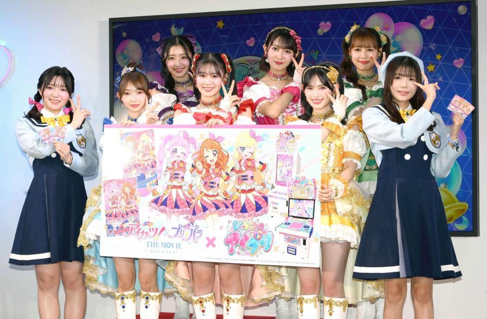 　藤寺美徳（左端）、平塚紗依（右端）とポーズを決める超ときめき♡宣伝部の（中央前列左から）辻野かなみ、坂井仁香、菅田愛貴（中央後列同）杏ジュリア、小泉遥香、吉川ひより（撮影・堀内翔）