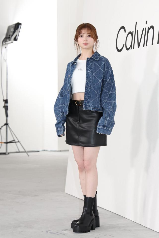 　ポーズを決める桜田ひより（撮影・佐々木彰尚）