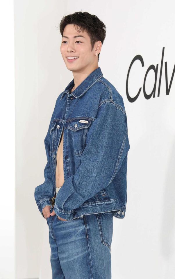 　ポーズを決める三浦孝太