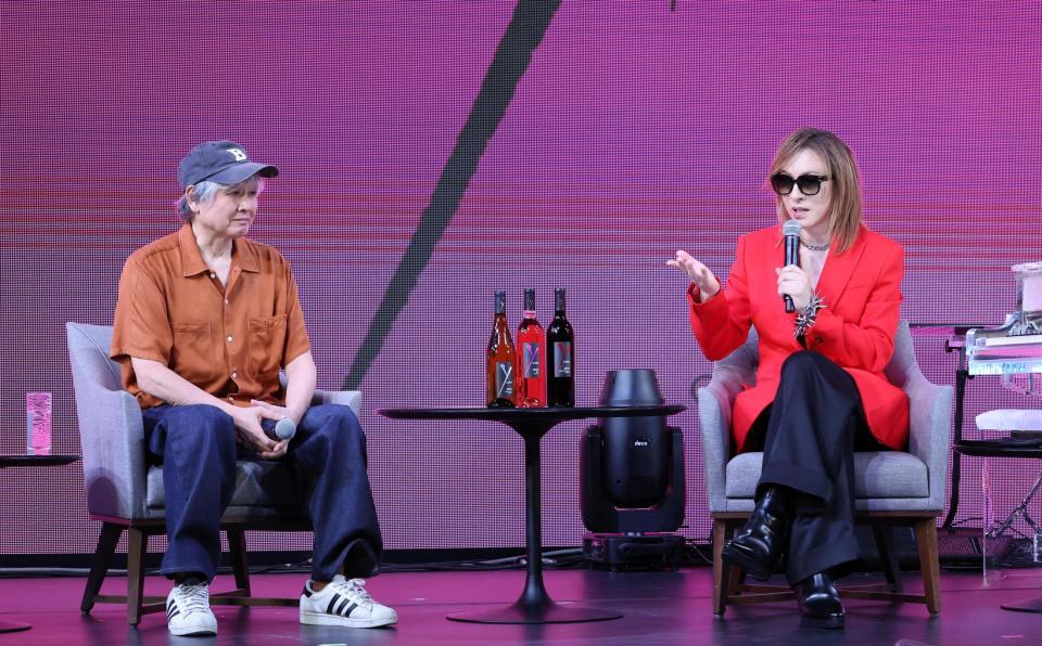 　画家・奈良美智氏（左）と会見するＹＯＳＨＩＫＩ（撮影・佐々木彰尚）