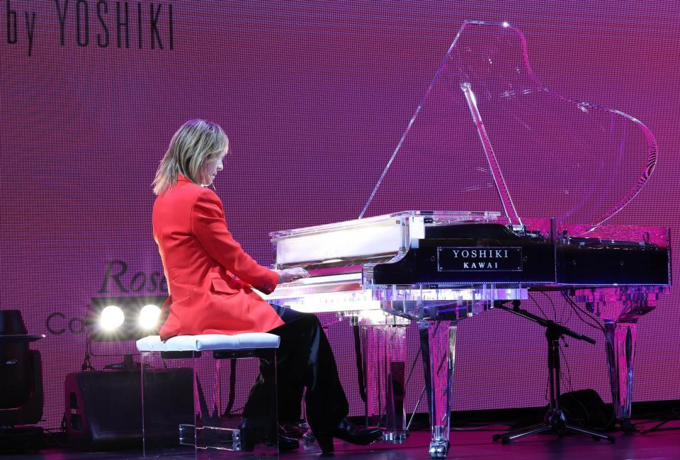 　演奏するＹＯＳＨＩＫＩ（撮影・佐々木彰尚）