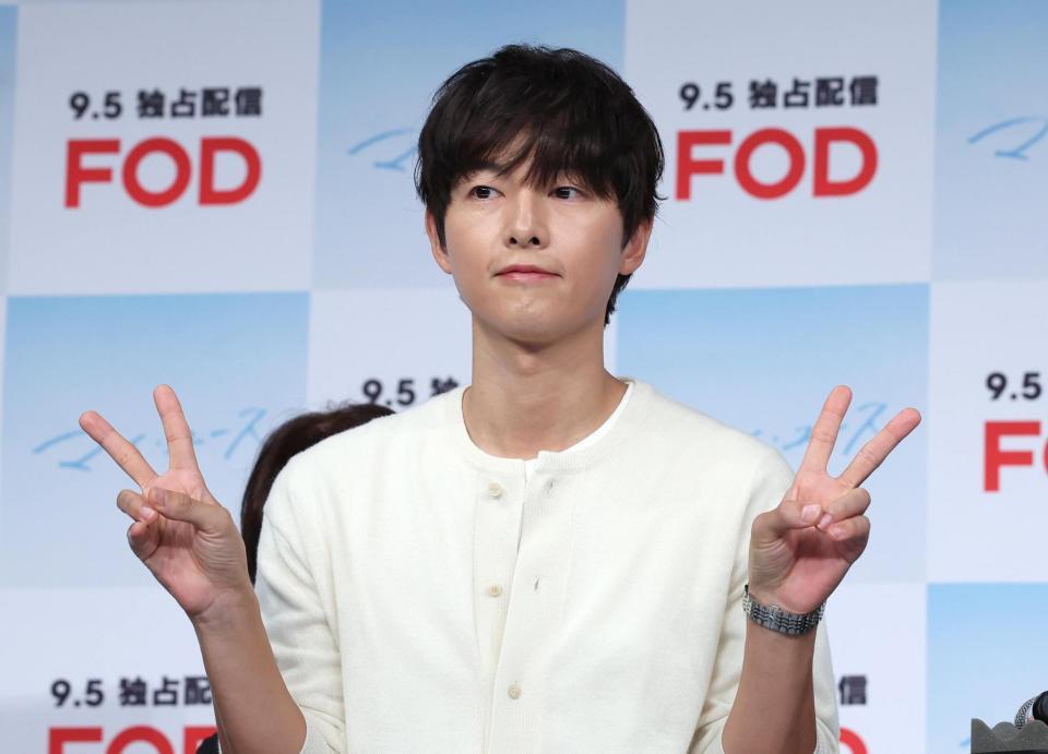 　ポーズを決めるソン・ジュンギ（撮影・佐々木彰尚）