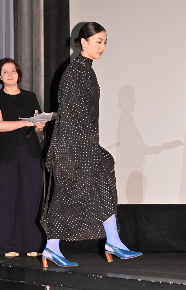 　舞台あいさつに登壇する梅澤美波（撮影・持木克友）