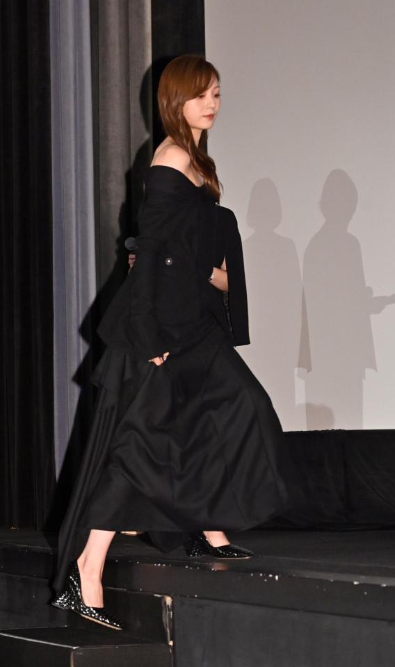 　黒のドレスで舞台あいさつに登壇する花瀨琴音（撮影・持木克友）