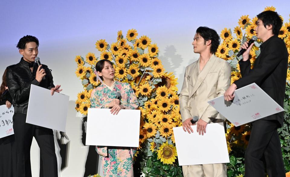 　「大切に思っている忘れられない過去」で盛り上がる（左から）竜星涼、吉岡里帆、水上恒司、栁俊太郎（撮影・持木克友）