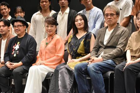 　セレモニーに参加したジュディ・オング（左から２人目）