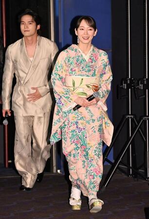 　着物で舞台あいさつに登壇する吉岡里帆（撮影・持木克友）