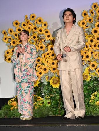 　舞台あいさつに登壇した吉岡里帆（左）と水上恒司（撮影・持木克友）