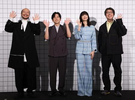 　手を振る（左から）河内大和、二宮和也、小松菜奈、川村元気監督（撮影・佐々木彰尚）