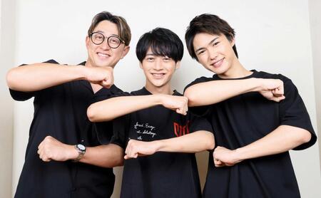 　ポーズを決める今成亮太氏、藤井直樹、岡﨑彪太郎（撮影・石井剣太郎）
