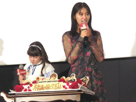 　２６日の誕生日をバースデーケーキで祝福される原菜乃華