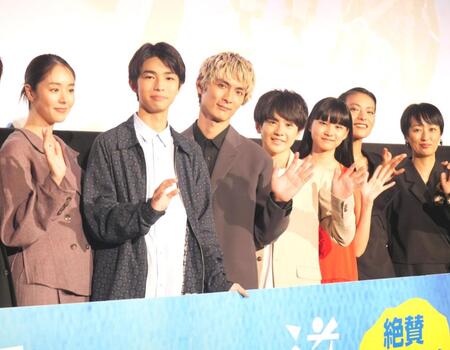 　イベントに出席した（左から）唐田えりか、原田琥之佑、高良健吾、中須翔真、山﨑七海、菅原小春、横浜聡子監督